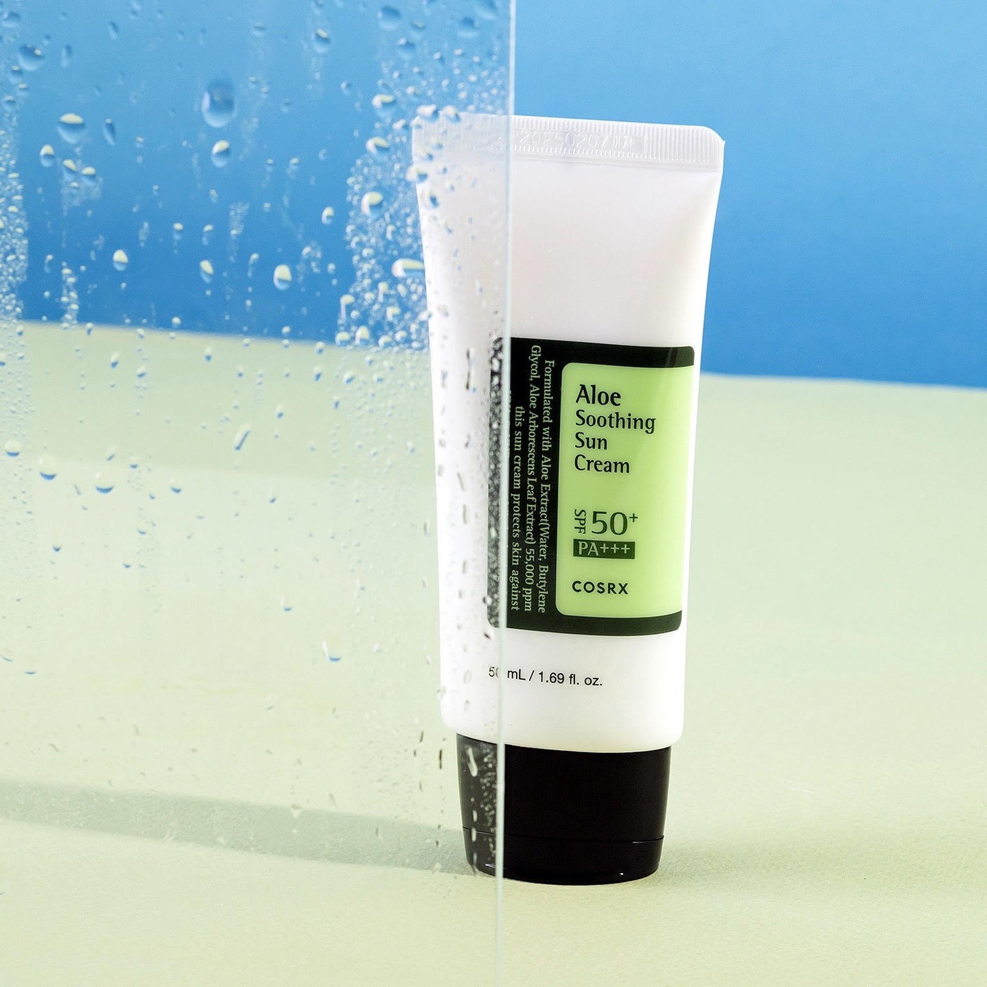 Ez a fényvédő az aloe kivonatok hidratáló erejét hasznosítja, és erős fényvédelemmel kombinálja, hogy hatékonyan megóvja a bőröd a káros UV sugaraktól. A könnyű formulának köszönhetően, könnyen terül el bőrödön és gyorsan felszívódik. Bármilyen bőrtípussal rendelkezel, ez a termék könnyedén alkalmazkodik hozzá.  - Aloe Nyugtató Fényvédő SPF50+/ PA+++ COSRX 7830Ft/50ml (156,6 Ft/1 ml)