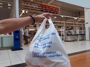 Újrahasznosított, többször használatos szatyrokkal támogatja a fenntarthatóságot a Tesco