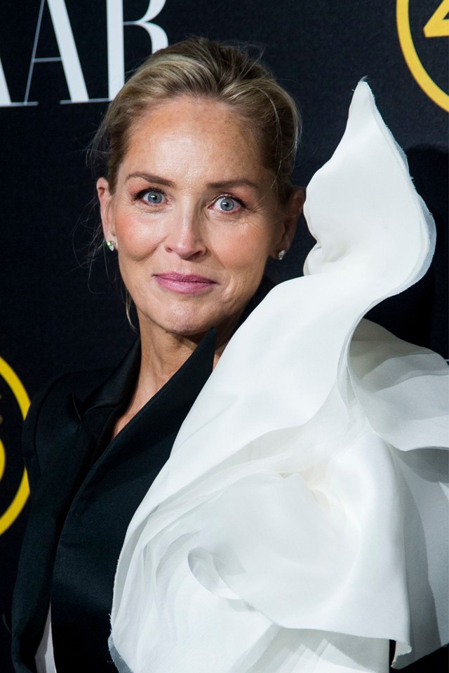 Sharon Stone vállán egy óriási fehér hattyú pihent, vagy inkább virág?