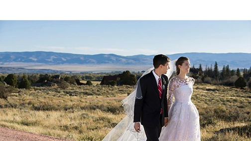 A Csajok sztárja férjhez ment! Látnod kell a lélegzetellálító ruháját