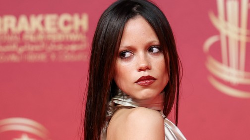 Jenna Ortega melltartó nélkül pózolt a vörös szőnyegen, bámulatos selyemruhájára még évekig emlékezni fogunk