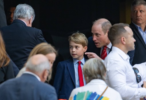 György herceg megindító mérföldkőhöz ért, mindezt Vilmos hercegnek öltözve