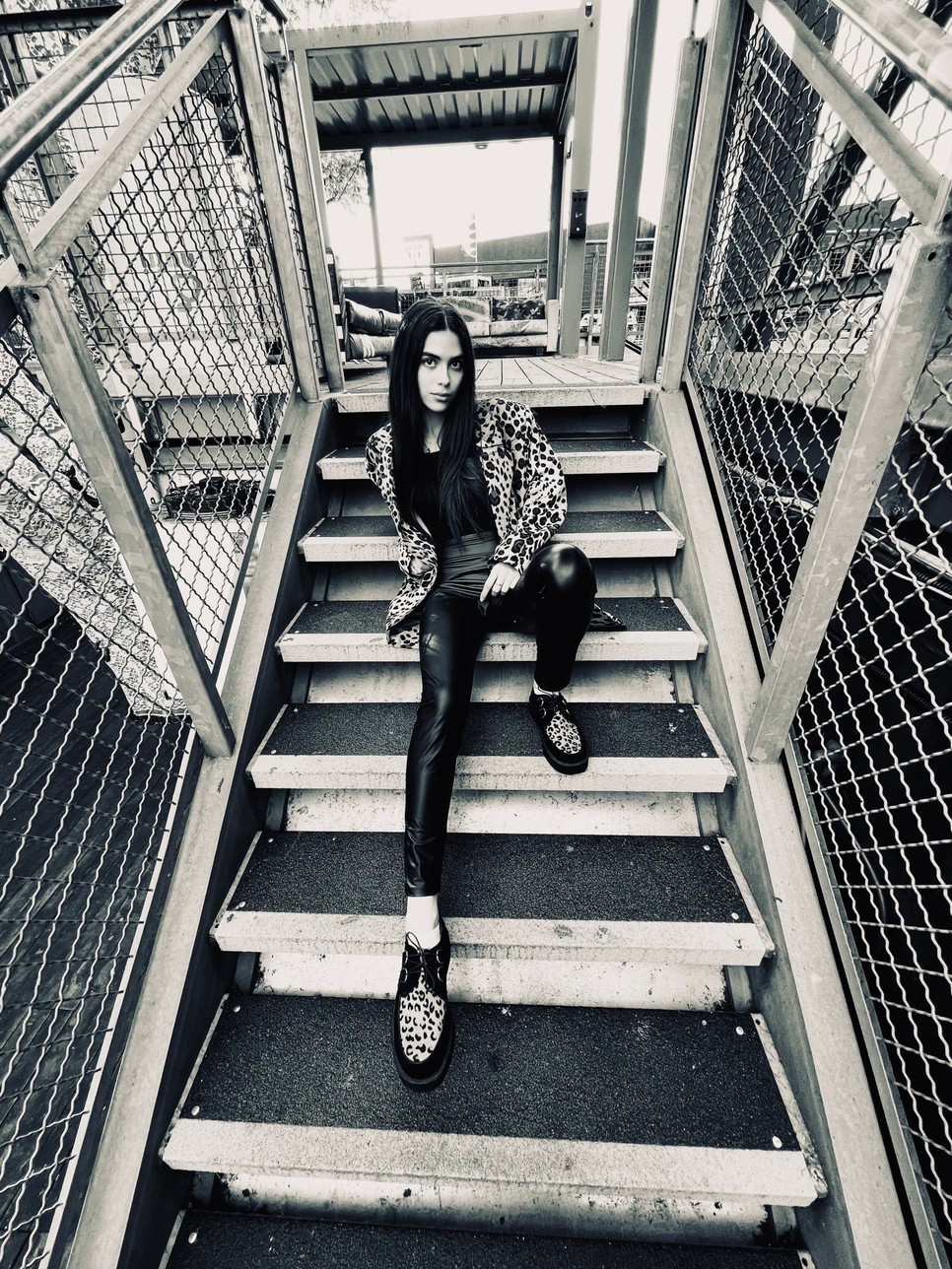 Emily egy igazán különleges zenei videóval rukkolt elő. A klip rendezője a közönség által jól ismert Galler András „Indián” volt. A klip témája egy fiataloknak szóló képzőművészeti pályázat inspirálására készült, „Alkoss szabadon” címmel