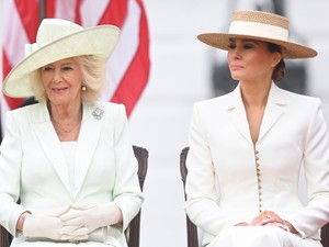 Melania Trump élete legszebb ruhájában ragyog, Kamilla királyné Barbie-nak öltözött a találkozójukon