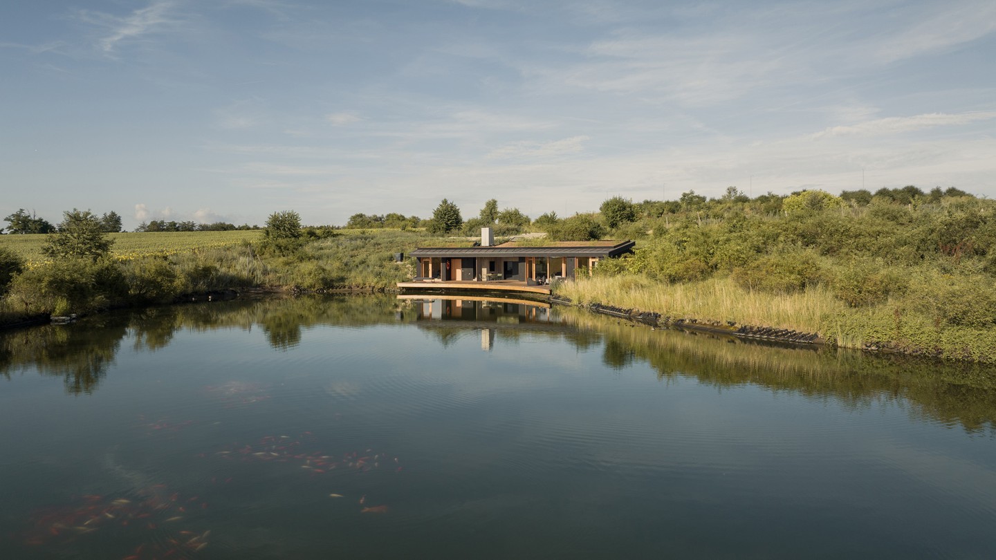 A Hello Wood magyar cég CTL tóparti háza