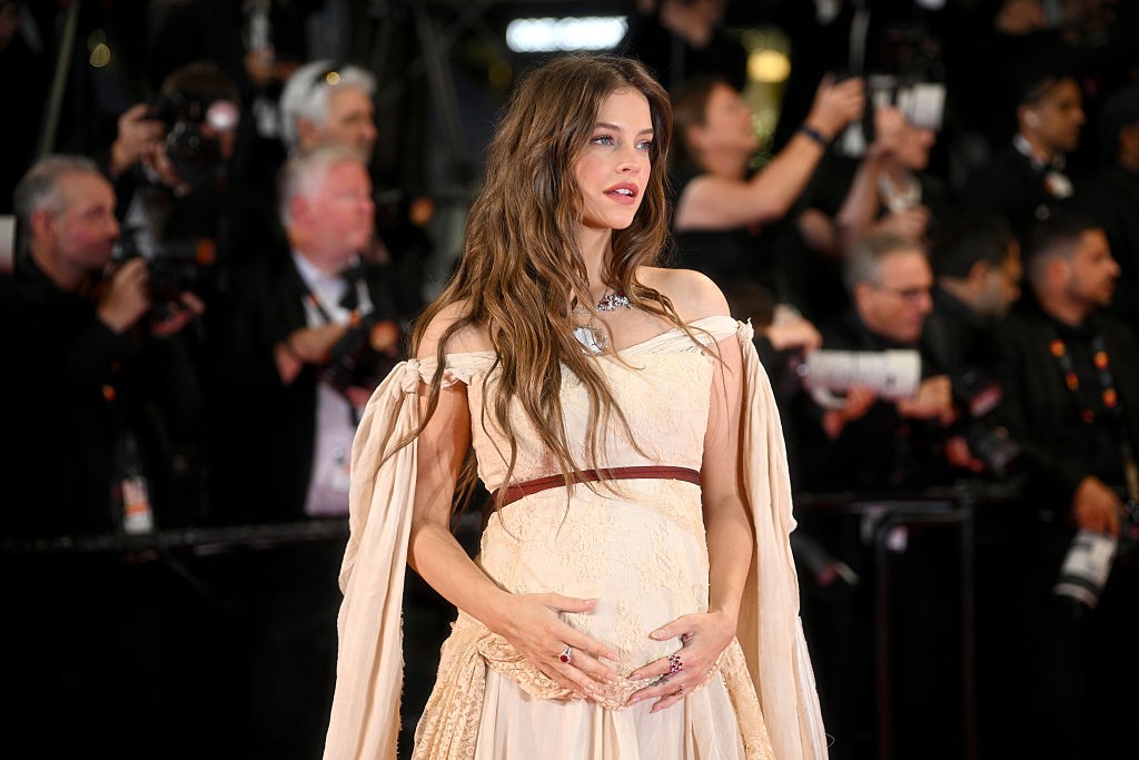 Palvin Barbara a 79. Cannes-i Filmfesztiválon megmutatta, hogy a hercegnős elegancia kismamaként is tökéletesen működik ebben a finom csipkével díszített, lágy esésű Ella Mae darabban.