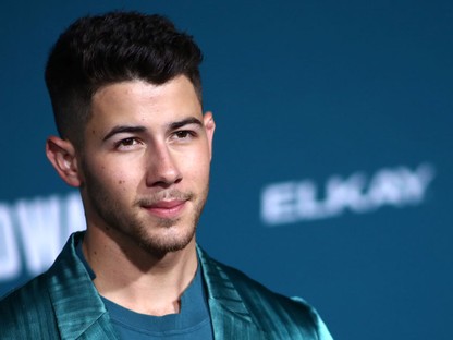 Férfi selyemszettben? Miért is ne? Nick Jonasnak még ez is jól áll!