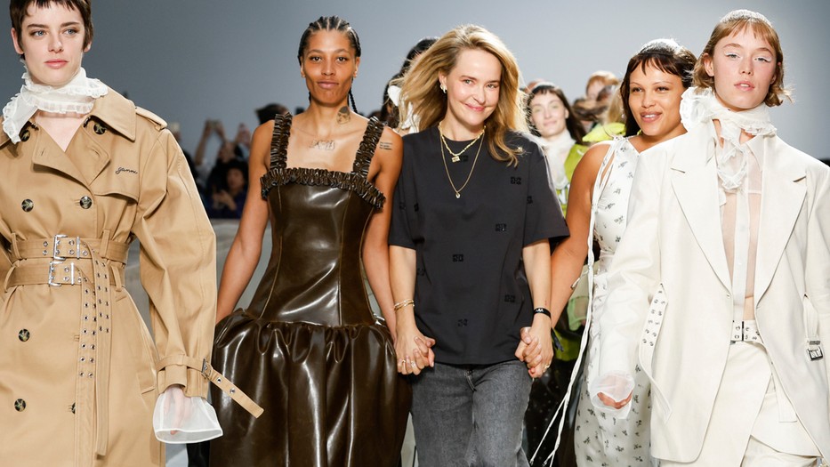 Ditte Reffstrup, a Ganni kreatív igazgatója, modellekkel a kifutón Párizsban, a 2025-ös tavaszi-nyári kollekció bemutatójának fináléjában.Fotó: Monica Feudi
