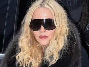 Madonna csipkés miniben érkezett a milánói divathétre, modellként sétált az aprócska darabban