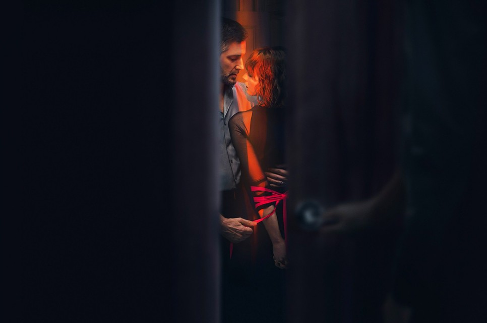 Charlie Murphy és Richard Armitage az Obsession című Neflix sorozatban