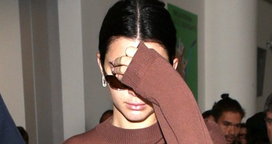 Kendall Jenner se visel melltartó, és persze, hogy villant