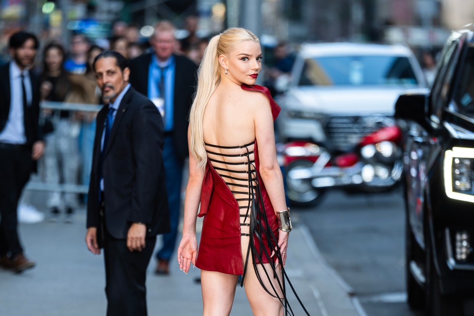 Ez a vörös Mugler darab elképesztően mutatott Anya Taylor-Joy-on