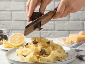 Gianni Annoni különleges küldetése: szarvasgombával és borral avat lovagokat a Dunán