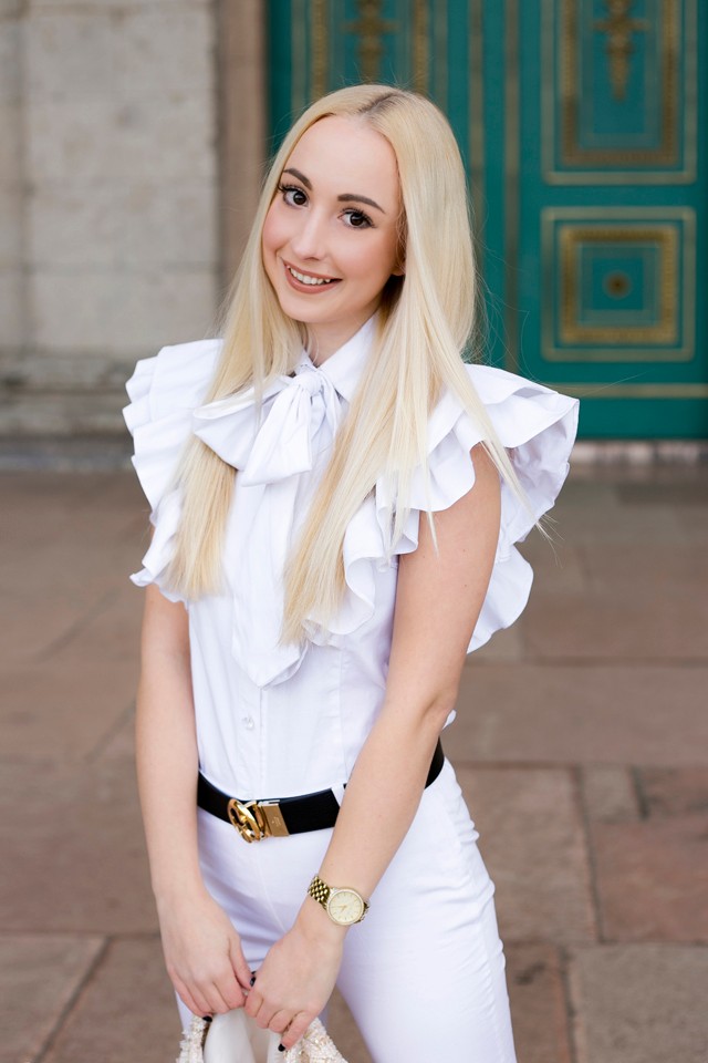 Micsoda pompás blúzzal búcsúzik a modell fotós!