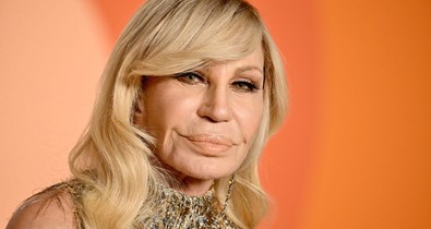 Brutális összegért vásárolta fel a Prada a Versace divatházat, Trump vámháborúja sem állította meg az üzletet