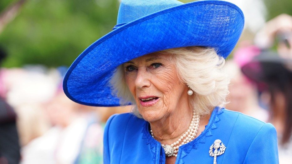 Kamilla királyné a férje palástjában tündökölt