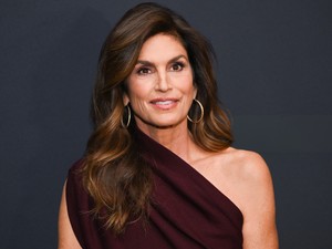Cindy Crawford 60 évesen tért vissza a kifutóra, megjelenésétől leesett az állunk