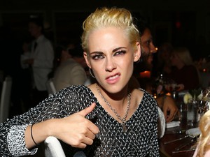 Olyan karikás Kristen Stewart szeme, hogy alig lát ki a táskáktól