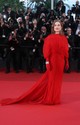 A lenyűgöző Isabelle Huppert egy szoborszerű, piros Gucci-ruhát választott a cannes-i premierre, amelyet Demna tervezett a divatháznak. A hosszú uszállyal és legyező alakú felsőrésszel szabott darab szépsége elsősorban a finom redőzésben rejlik, amely klasszikus hollywoodi vonzerőt kölcsönöz a színésznőnek.