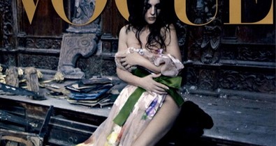 Monica Bellucci unja magát, de nem buta