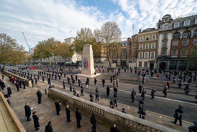 Kate Middleton távolságtartással, elegáns kabátban emlékezett meg az elesett katonákról