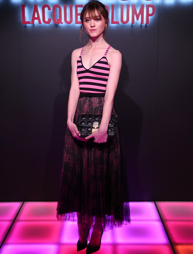 Natalia Dyer a Dior vörös szőnyegén