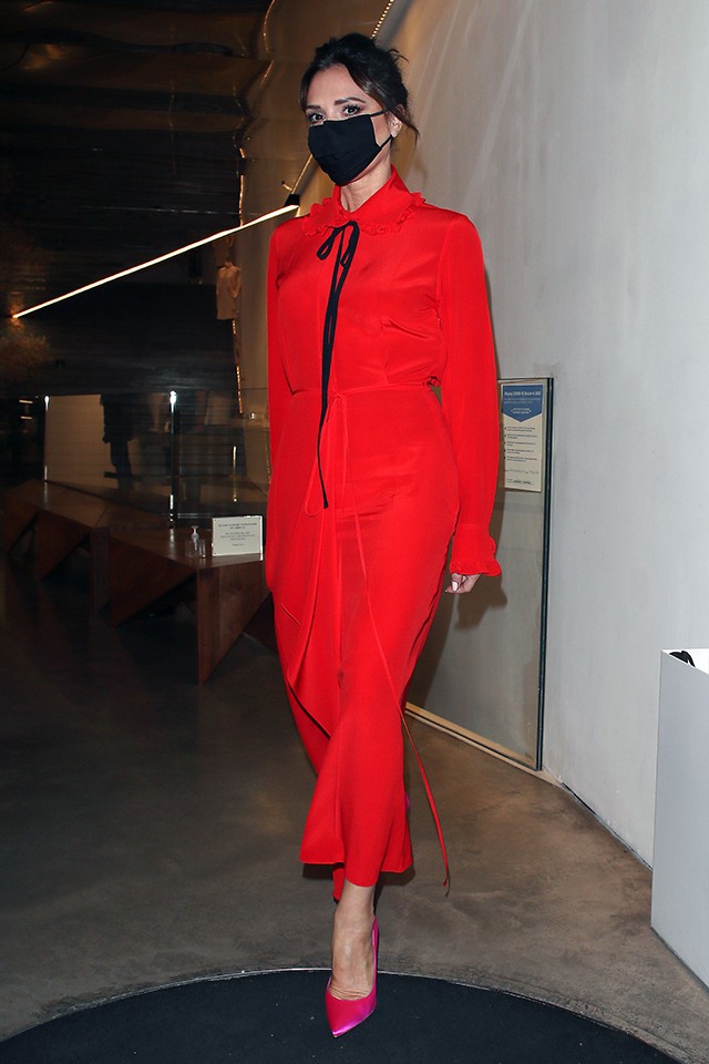 Victoria Beckham vörös ruhája a legjobb választás idén az ünnepekre