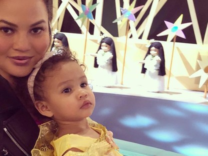 Chrissy Teigen a világ legmeghatóbb pucér fotóját posztolta