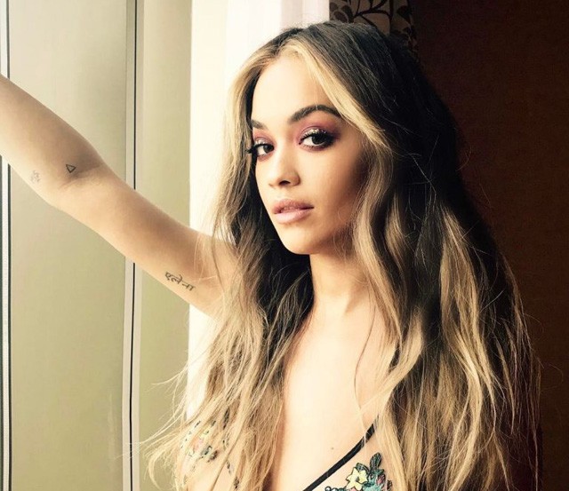Rita Ora Tezenis melltartóban az Instagramon