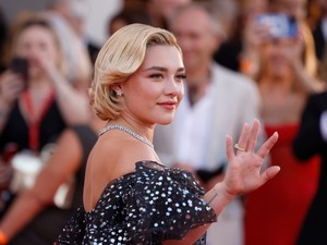 Florence Pugh ismét áttetsző ruhában üzent a kis melleket kritizálóknak