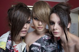 A frizura egy kissé nyers, hanyag, mintha félkész lenne, de mégis ütős és magáért beszél