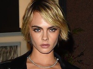 Cara Delevingne egy táncosfiú olyan testrészét fogodossa az új képén, amit nem kéne