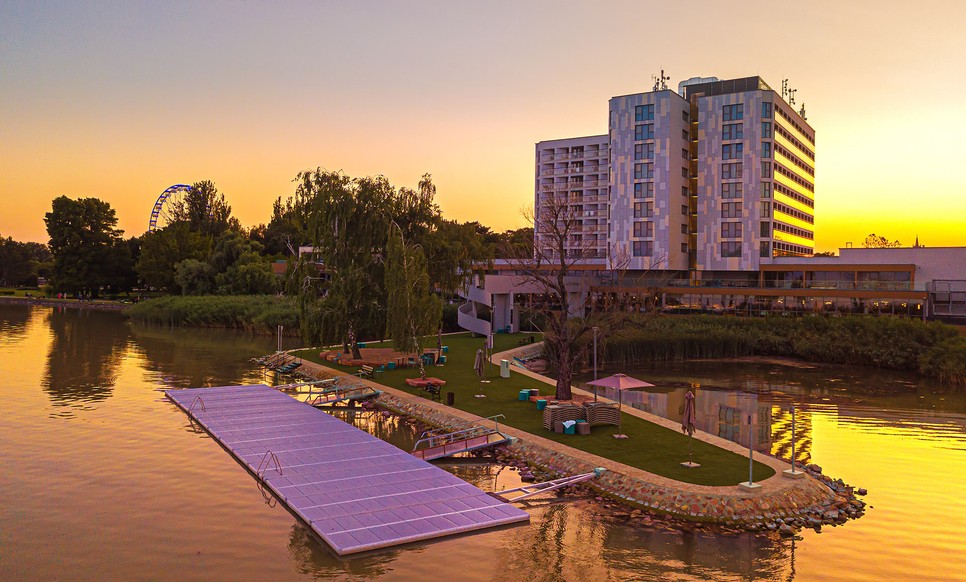 A balatoni panoráma, a wellness és a változatos programok könnyen meghozzák a kikapcsolódás hangulatát.