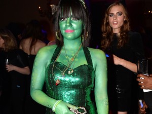 Lily Allen földönkívüli bogárnak öltözött