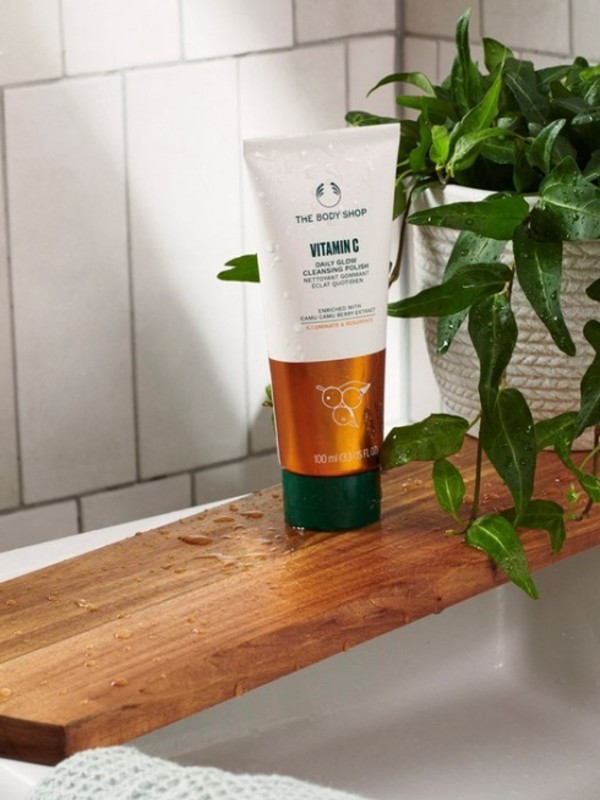 C-vitaminos ragyogásfokozó éjszakai maszk THE BODY SHOP 10 990 Ft/100 ml (109,9 Ft/1 ml)