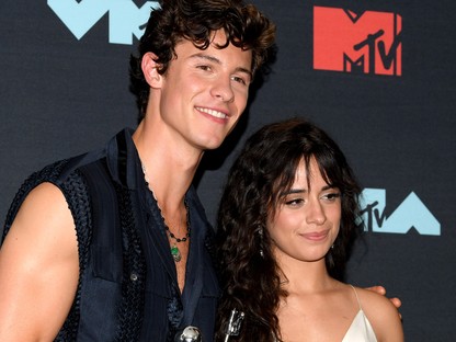 Shawn Mendes és Camila Cabello furcsa maszkokban flangálnak az utcán