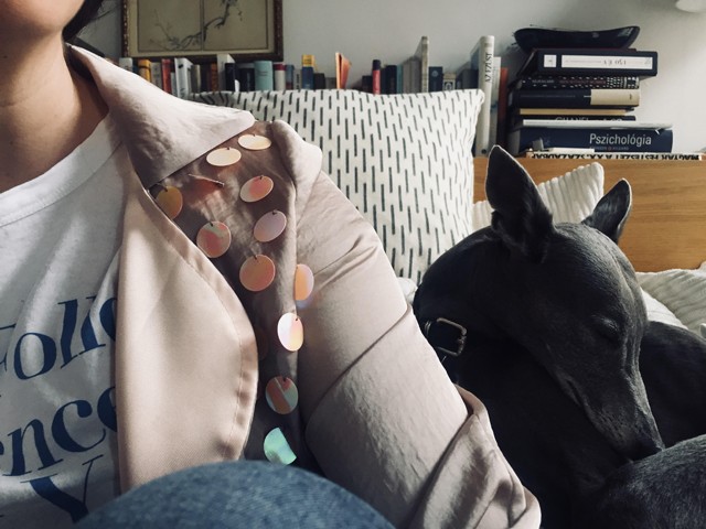 Tökéletes outfit a bekuckózáshoz Cselényi Esztertől!