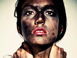 Nedves és piszkos - Bogár Niki a spanyol V magazinban