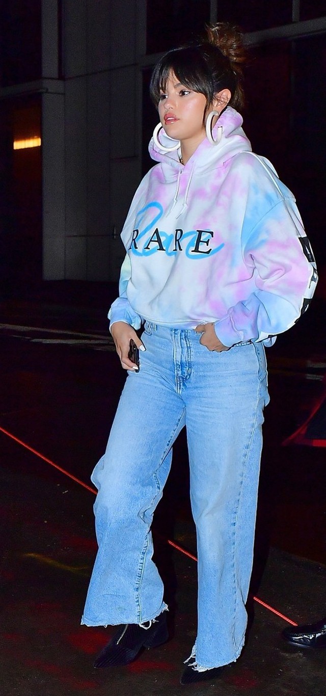 Selena Gomez most bizonyította be, hogy ha egy zsákot húz magára, az is jól áll neki