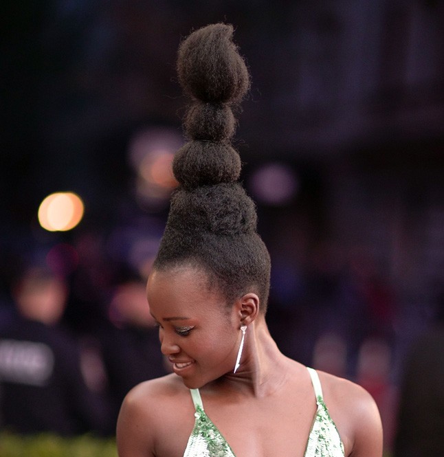 lupita nyongo, met gála, frizura, haj, oscar-díj, vörös szőnyeg