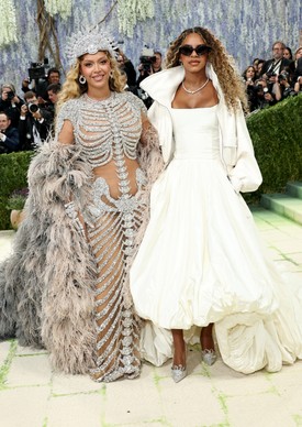 Blue Ivy hatalmas feltűnést keltett élete első Met-gáláján édesanyja oldalán. Egy monokróm fehér, pánt nélküli, uszályos Balenciaga-ruhában és egy fehér dzsekiben tette le a névjegyét. 