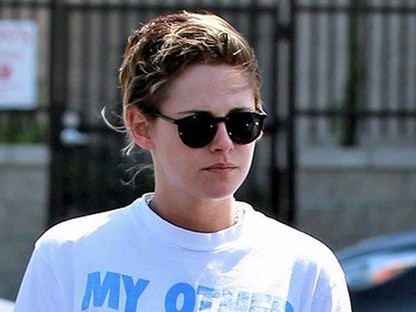 Kristen Stewart forrónadrágban romantikázik a barátnőjével