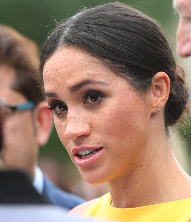 Meghan Markle kanárisárga ruhában