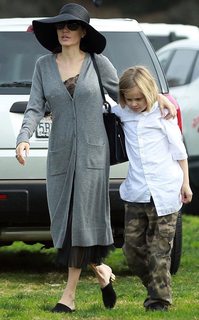 Angelina Jolie furcsán kombinált szettjét valamiért mégis imádjuk!