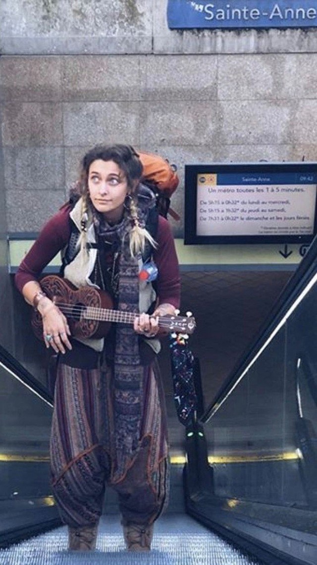 Paris Jackson hátizsákkal járja Franciaországot és ukulelén játszik közben!