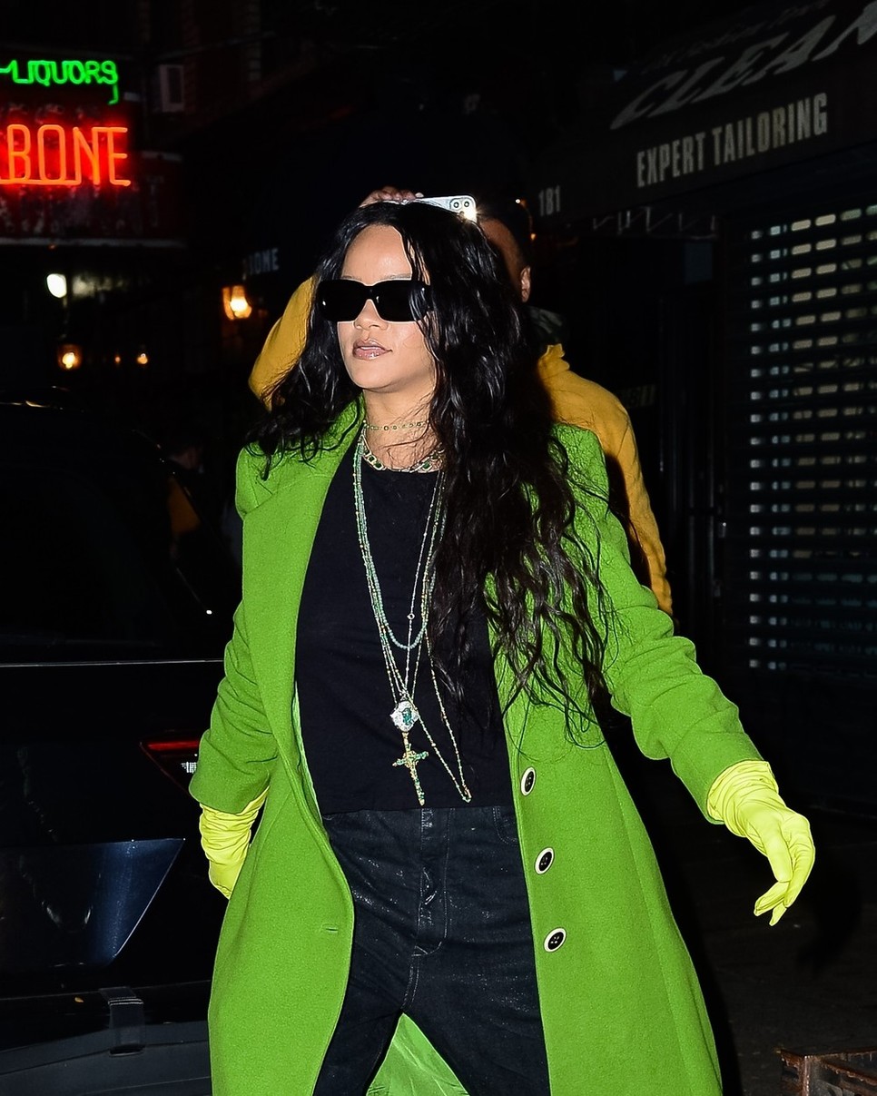 Zöld kabát és sárga kesztyű? Rihanna így dob fel egy egyszerű fekete szettet