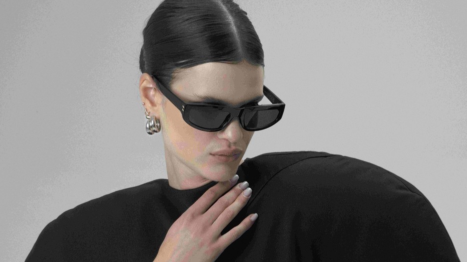 Márton Réka Luca, MA végzős tervező kollekciójának egyik ikonikus darabja a MOME Fashion Show 2025 kifutóján is látható lesz. A kollekció a power dressing stílusjegyeivel a nőket kívánja támogatni