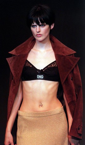 1995-ben a Dolce and Gabbana show-ján is vonult