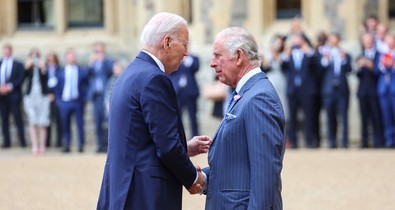 Most akkor Joe Biden megsértette a királyi protokollt és Károly királyt ezzel a gesztussal vagy sem?