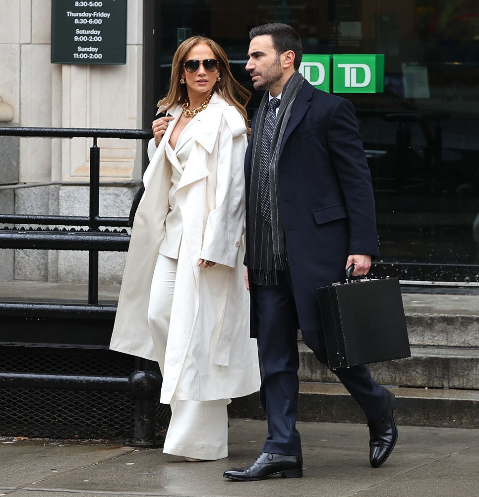 Jennifer Lopez és Brett Goldstein az Office Romance forgatásán